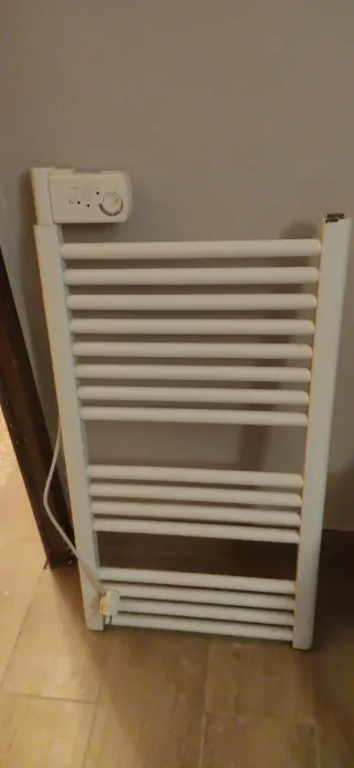 Toallero eléctrico blanco para baño