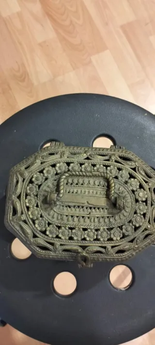 Antiche scatole in metallo decorate