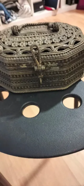 Antiche scatole in metallo decorate