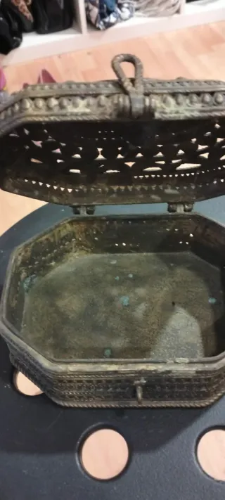 Antiche scatole in metallo decorate