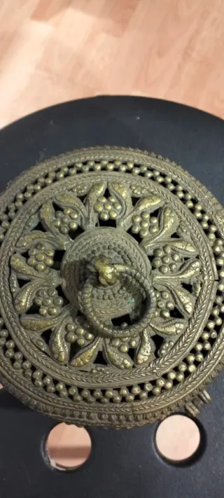 Antiche scatole in metallo decorate