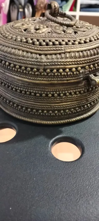 Antiche scatole in metallo decorate