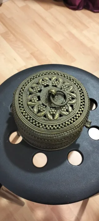 Antiche scatole in metallo decorate