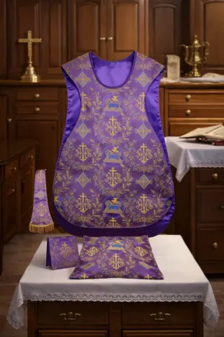 Casulla morada litúrgica con complementos