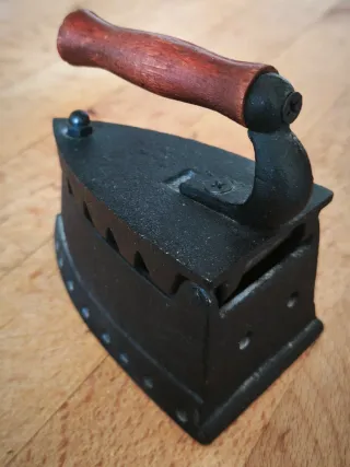 Plancha antigua de hierro fundido