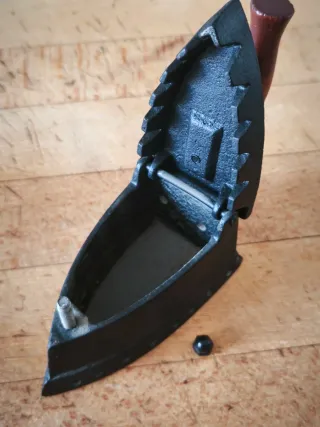 Plancha antigua de hierro fundido