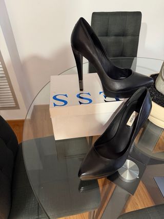 Zapatos de tacón Guess negros