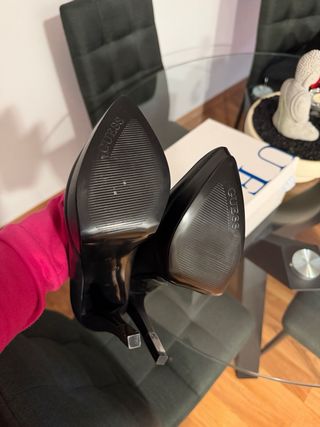 Zapatos de tacón Guess negros