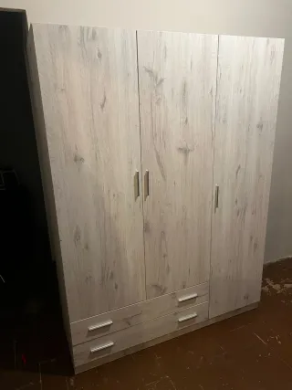 Armarios de madera nuevos y buena calidad