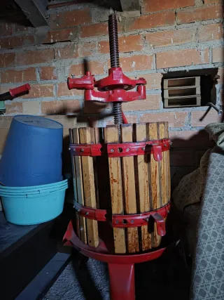 Prensa para vino de madera y metal