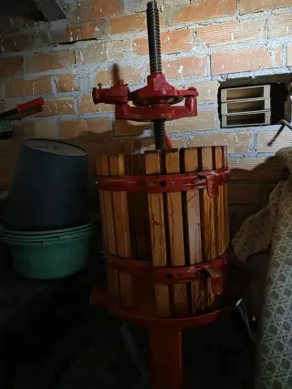 Prensa para vino de madera y metal