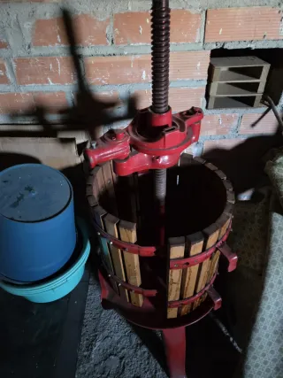 Prensa para vino de madera y metal
