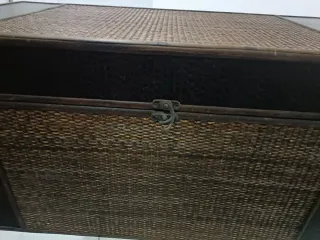 Baúl de madera y ratan