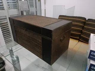 Baúl de madera y ratan