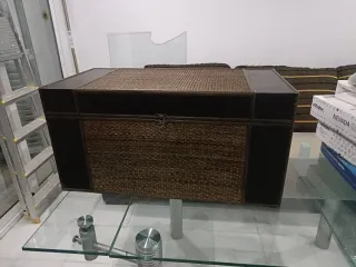 Baúl de madera y ratan