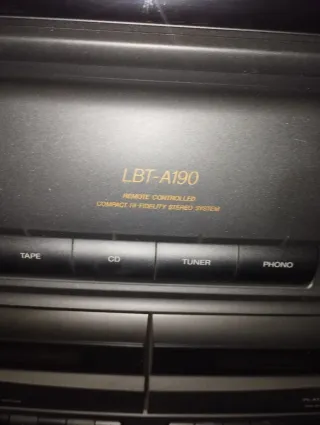 Equipo de música con mueble.