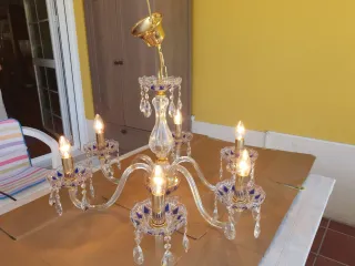 Lámpara de araña de cristal dorada