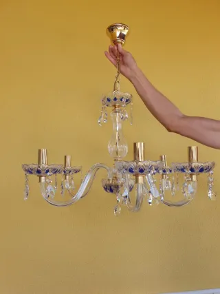 Lámpara de araña de cristal dorada