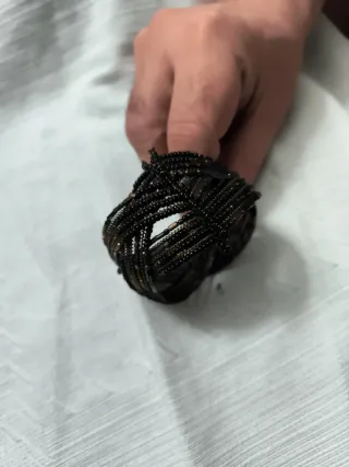 Pulsera de cuentas negra y dorada