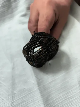 Pulsera de cuentas negra y dorada
