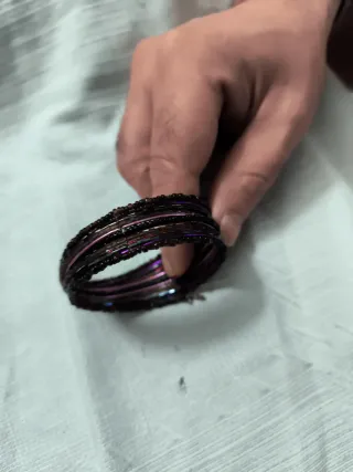 Pulsera de cuentas negra y dorada