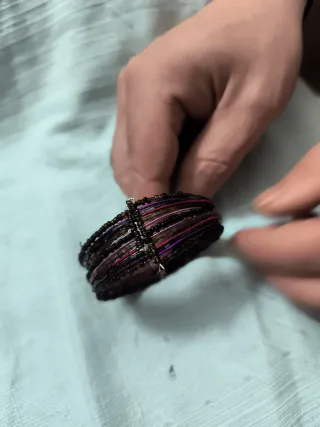 Pulsera de cuentas negra y dorada