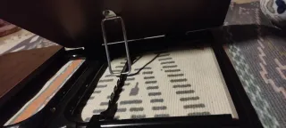 mesa auxiliar pequeña con soporte