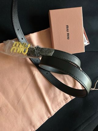 Cinturón Miu Miu Negro con Logo Dorado
