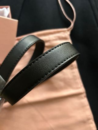Cinturón Miu Miu Negro con Logo Dorado