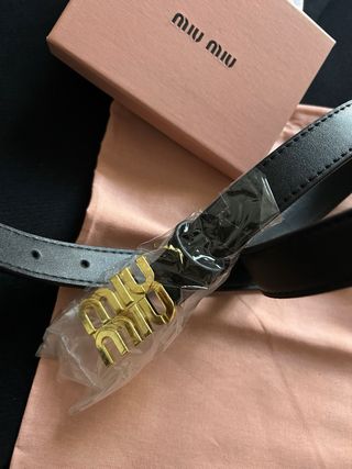 Cinturón Miu Miu Negro con Logo Dorado
