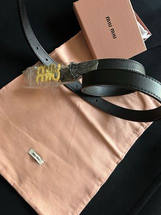 Cinturón Miu Miu Negro con Logo Dorado