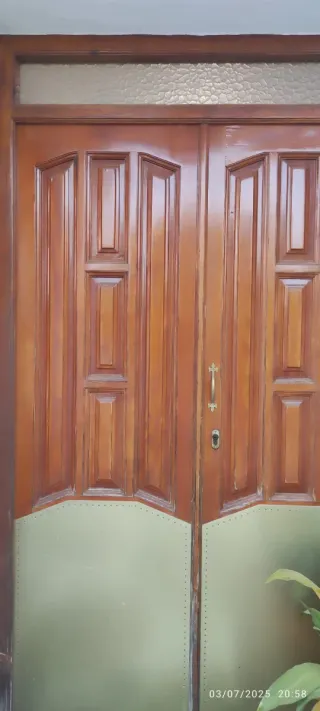 Puerta doble de madera