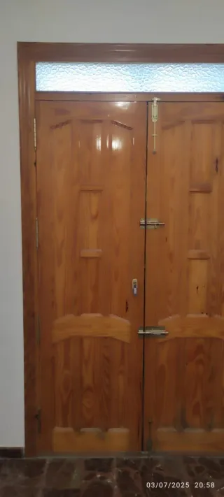 Puerta doble de madera