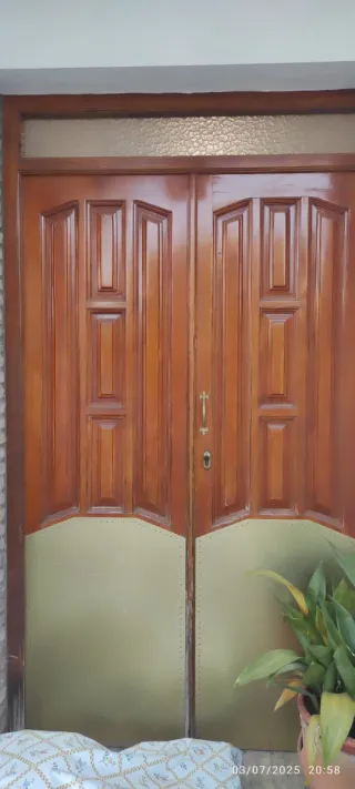 Puerta doble de madera