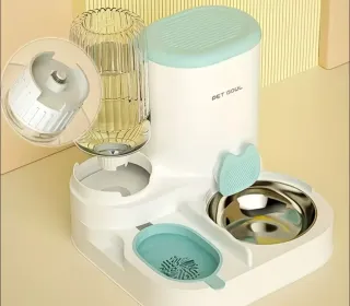 Cibo e distributore d'acqua per animali domestici