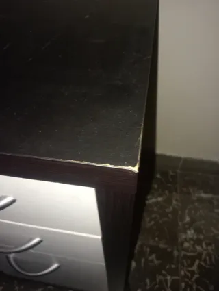 Mesa auxiliar negra con cajones