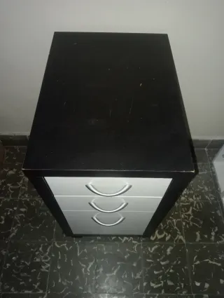 Mesa auxiliar negra con cajones