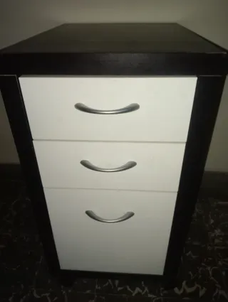 Mesa auxiliar negra con cajones