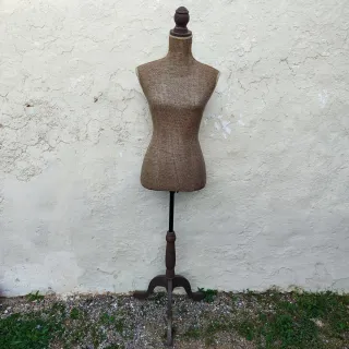 Maniquí femenino con pie de madera