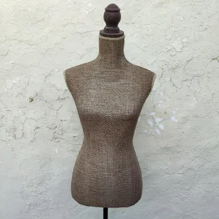 Maniquí femenino con pie de madera