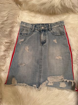 Falda vaquera desgastada con raya lateral roja