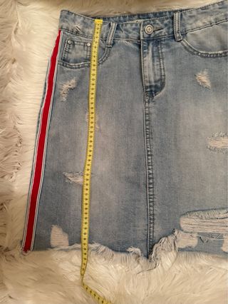 Falda vaquera desgastada con raya lateral roja