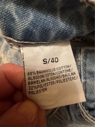 Falda vaquera desgastada con raya lateral roja