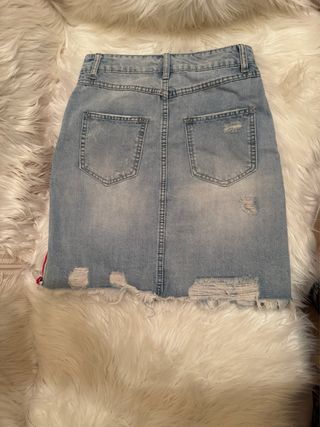 Falda vaquera desgastada con raya lateral roja