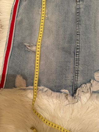 Falda vaquera desgastada con raya lateral roja