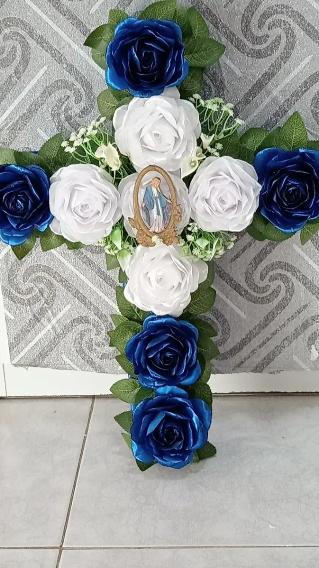 Cruz de rosas eternas azul y blanco