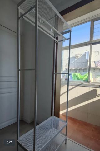 Estante perchero de metal blanco