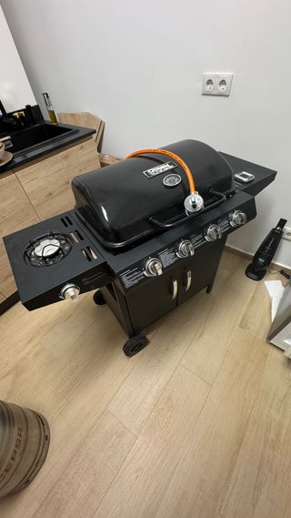 Barbacoa a gas con fuego lateral más utensilios.