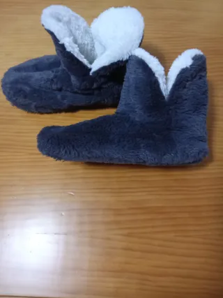 Zapatillas de estar por casa grises y blancas