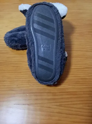 Zapatillas de estar por casa grises y blancas